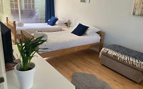 Bluebelle- Private Room In Family Home- Sleeps Up To 5